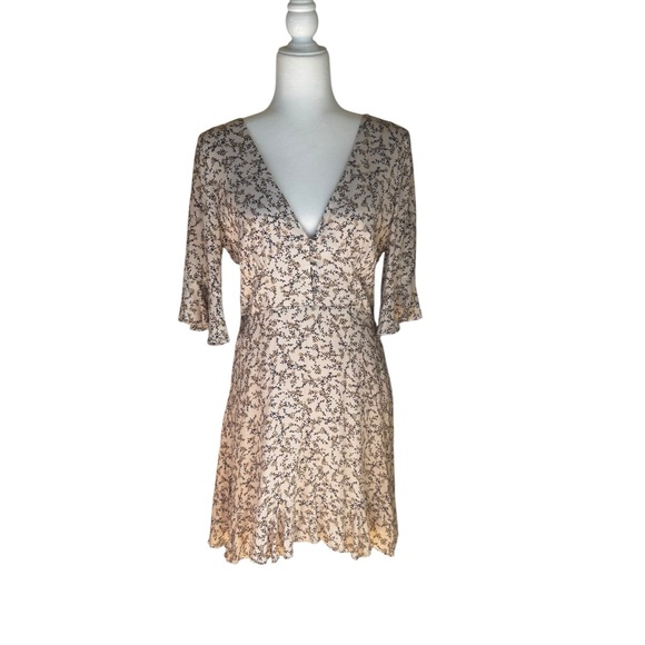cupcakes & cashmere Dresses & Skirts - Cupcakes and cashmere dress boho tan floral spring cottagecore womens Size 8